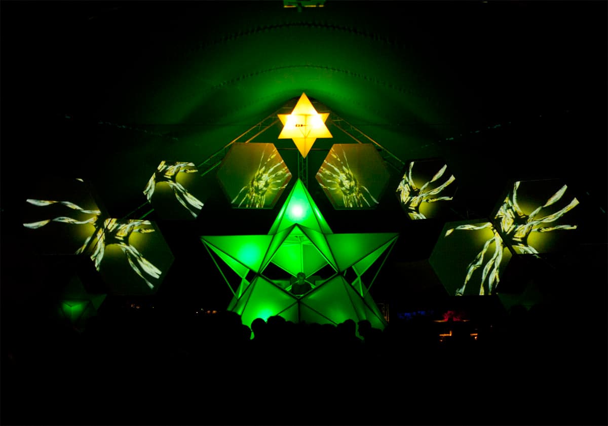 Building projection mapping with water reflection